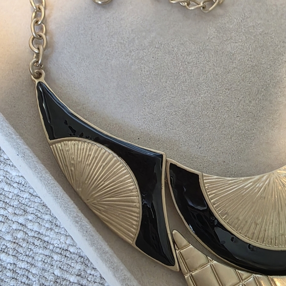 Vintage Matte Gold Necklace with Articulated Bid Design - Picture 5 of 8